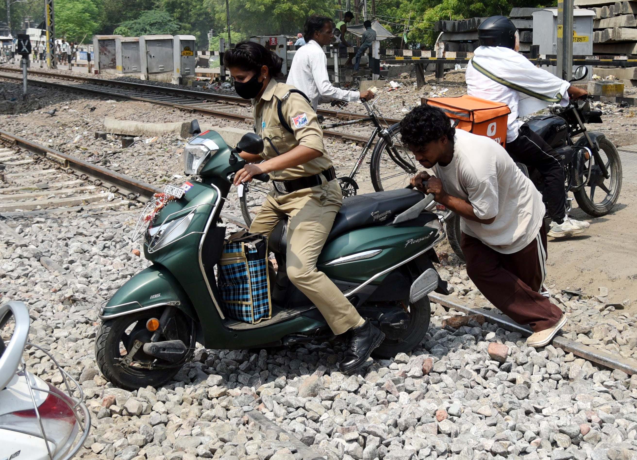 मवैया रेलवे क्रॉसिंग की पटरी के ऊपर डाला गया पत्थर।
