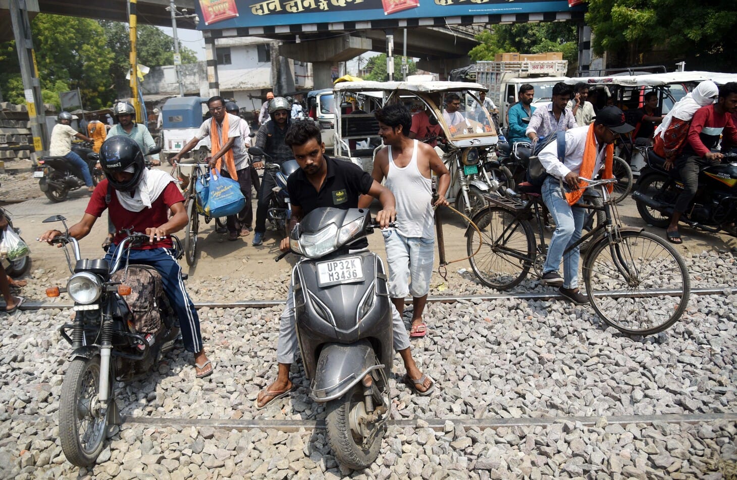 मवैया रेलवे क्रॉसिंग की पटरी के ऊपर डाला गया पत्थर।