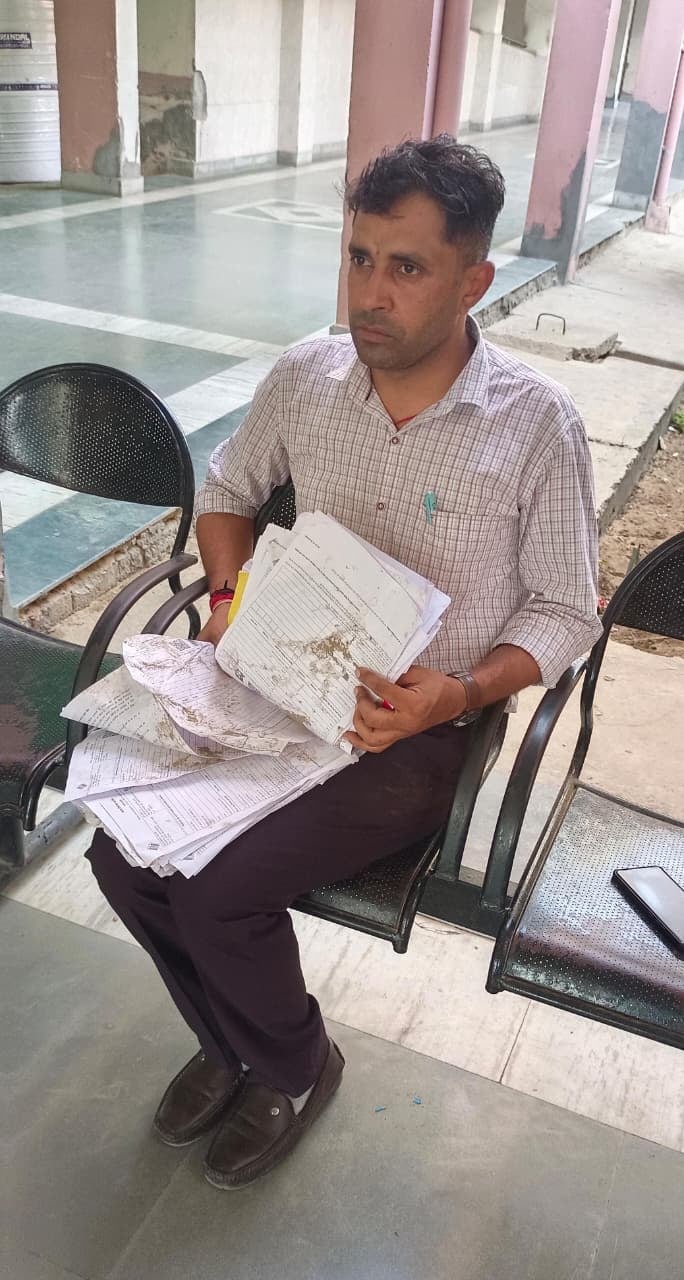 नागरिक अस्पताल में उपचाराधीन सुनील कुमार। 