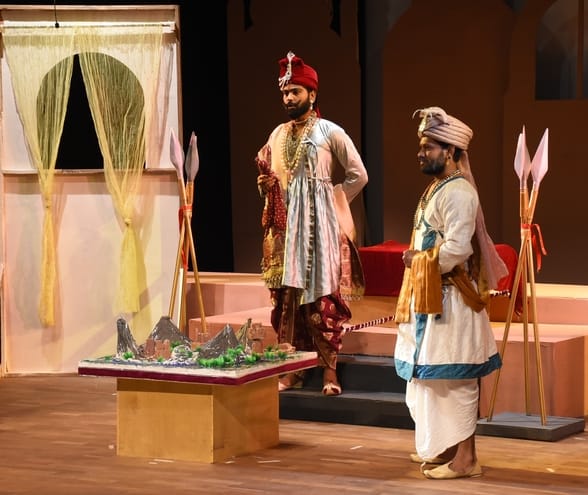 नन्हे सितारों की प्रतिभा से चमका मंच