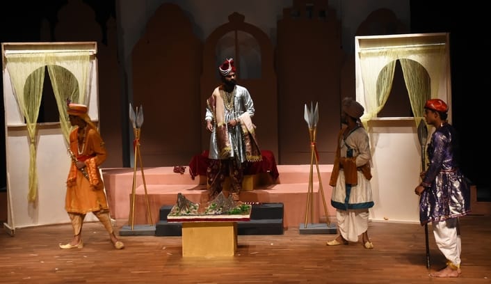 नन्हे सितारों की प्रतिभा से चमका मंच