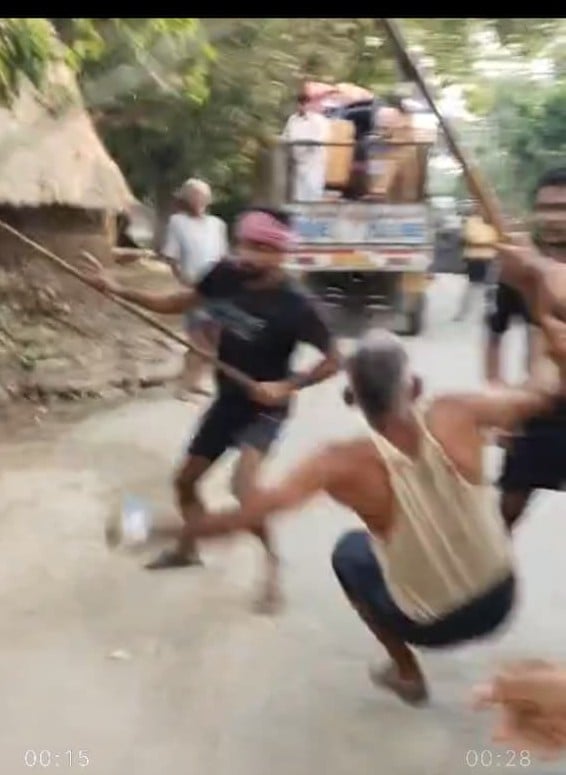 नरही थाना क्षेत्र के बिलरिया गांव के एनएच 31 पर दो पक्षों में चल चल रहे लाठीडंडे और बीच बचाव क नरही थाना क्षेत्र के बिलरिया गांव के एनएच 31 पर दो पक्षों में चल चल रहे लाठीडंडे और बीच बचाव क