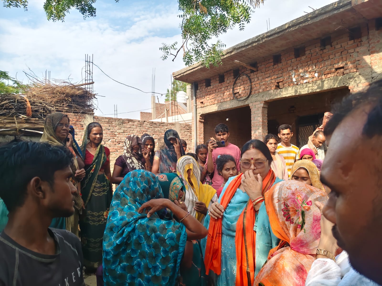 नेवादा गांव में मृतक मासूमों के परिवार को आपदा राशि का चेक देतीं प्रभारी मंत्री कृष्णा पासवान। 