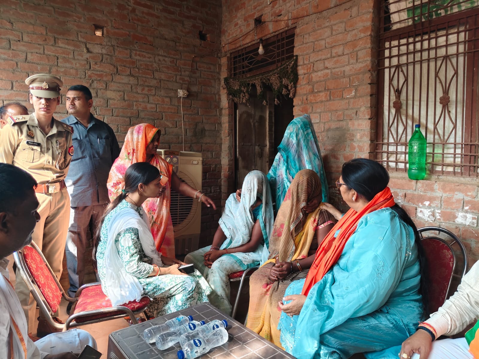 नेवादा गांव में मृतक मासूमों के परिवार को आपदा राशि का चेक देतीं प्रभारी मंत्री कृष्णा पासवान। 