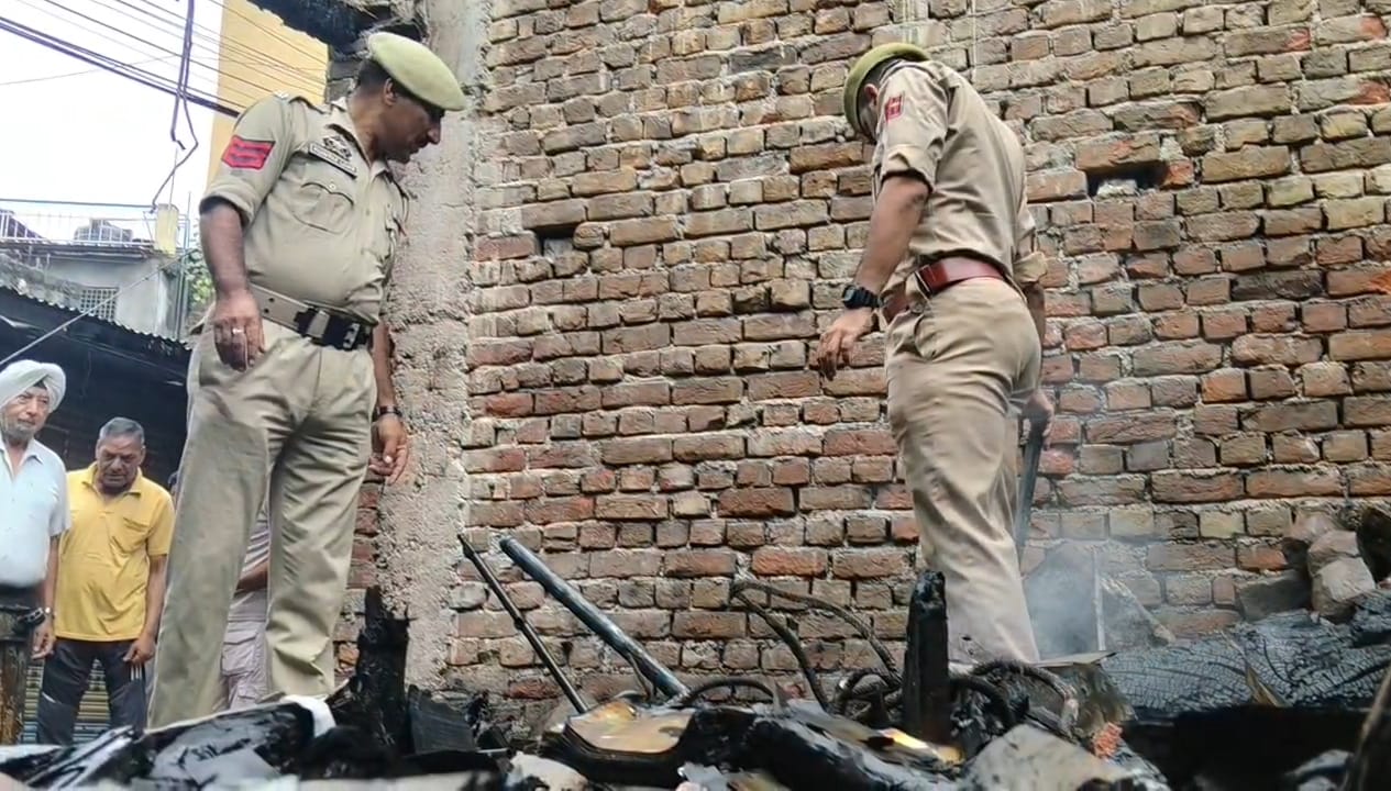पुंछ के कालिका माता मंदिर बाजार में दुकानों में लगी आग पुंछ के कालिका माता मंदिर बाजार में दुकानों में लगी आग