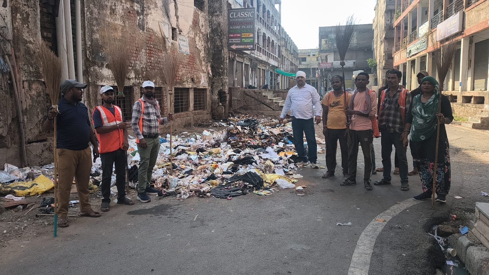 प्रदर्शन करते वाल्मीकि समाज के लोग।स्वयं