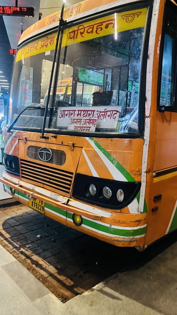 रोडवेज बसों का हाल। फर्स्ट एड बॉक्स खाली हैं। कई के शीशे में चटके हुए हैं तो किसी में नंबर ही छ