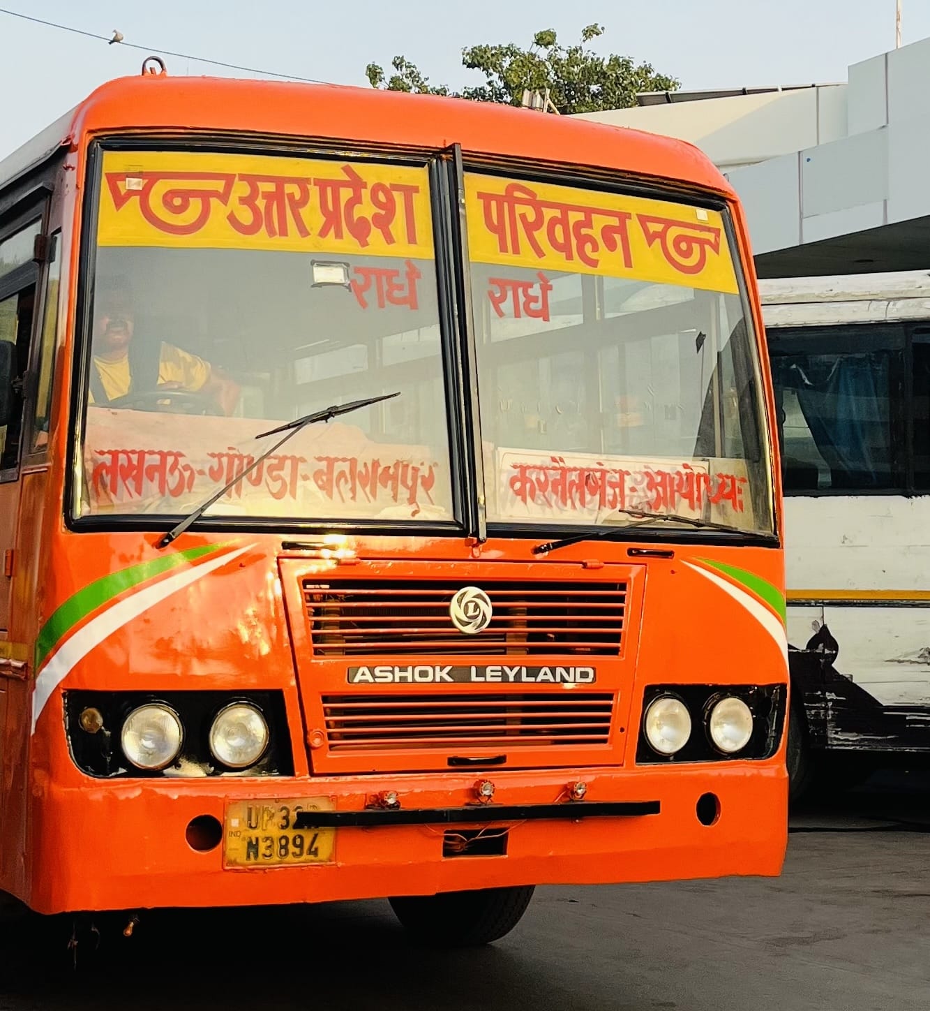 रोडवेज बसों का हाल। फर्स्ट एड बॉक्स खाली हैं। कई के शीशे में चटके हुए हैं तो किसी में नंबर ही छ