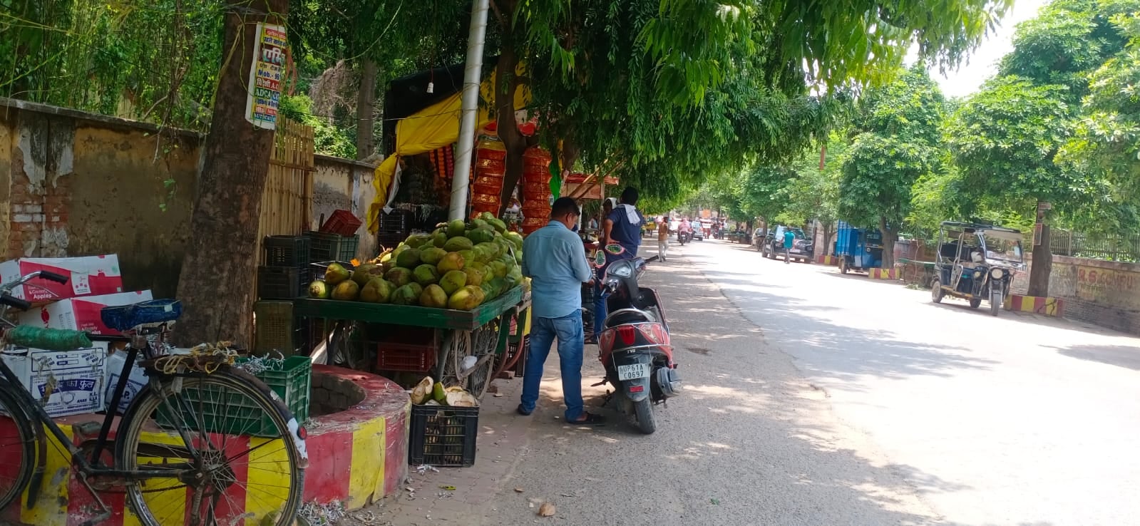 सैदपुर बाजार में सड़क किनारे लगे ठेला। संवाद