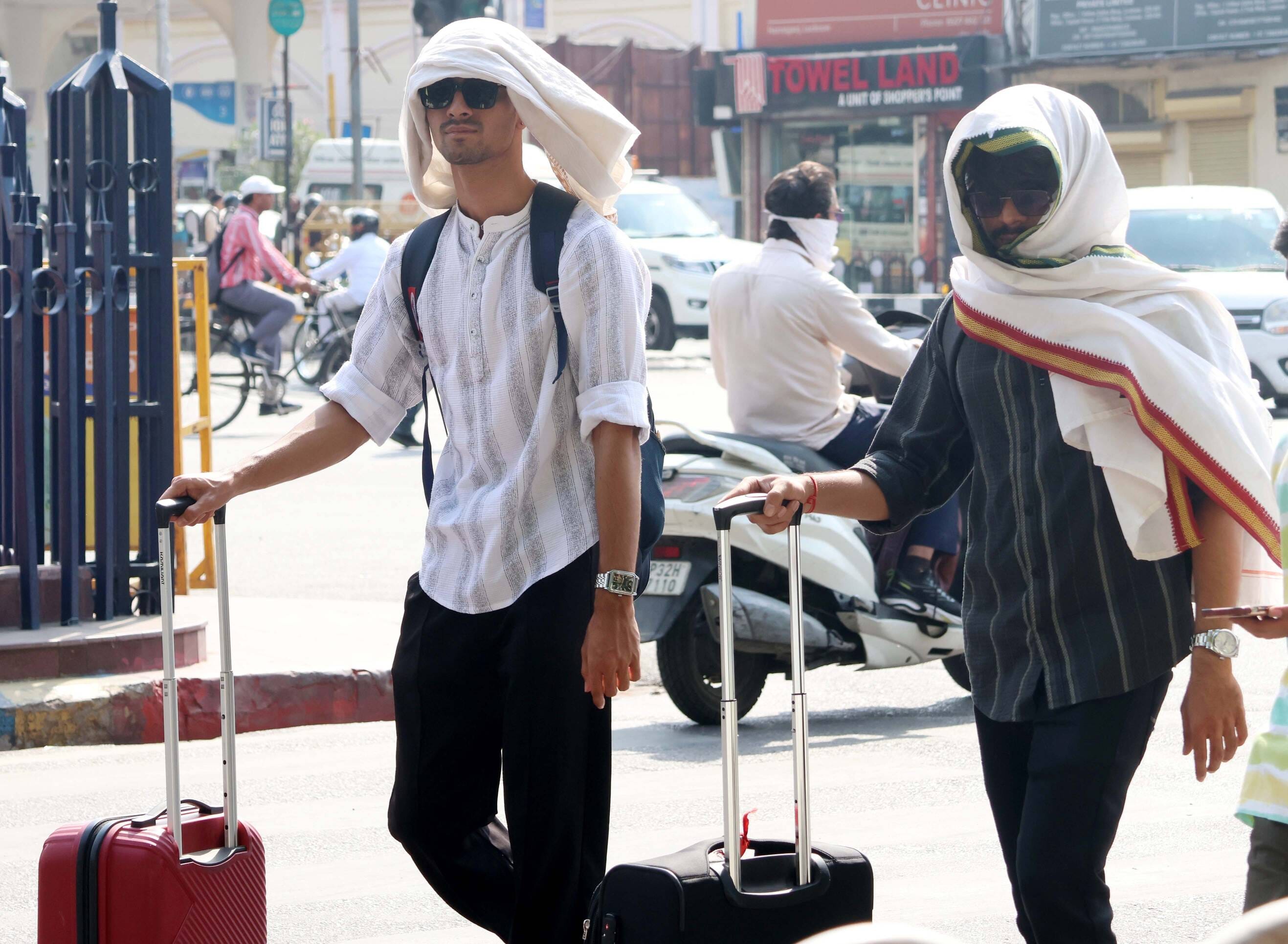 शुक्रवार को गर्मी और धूप से परेशान नजर आए लोग। 