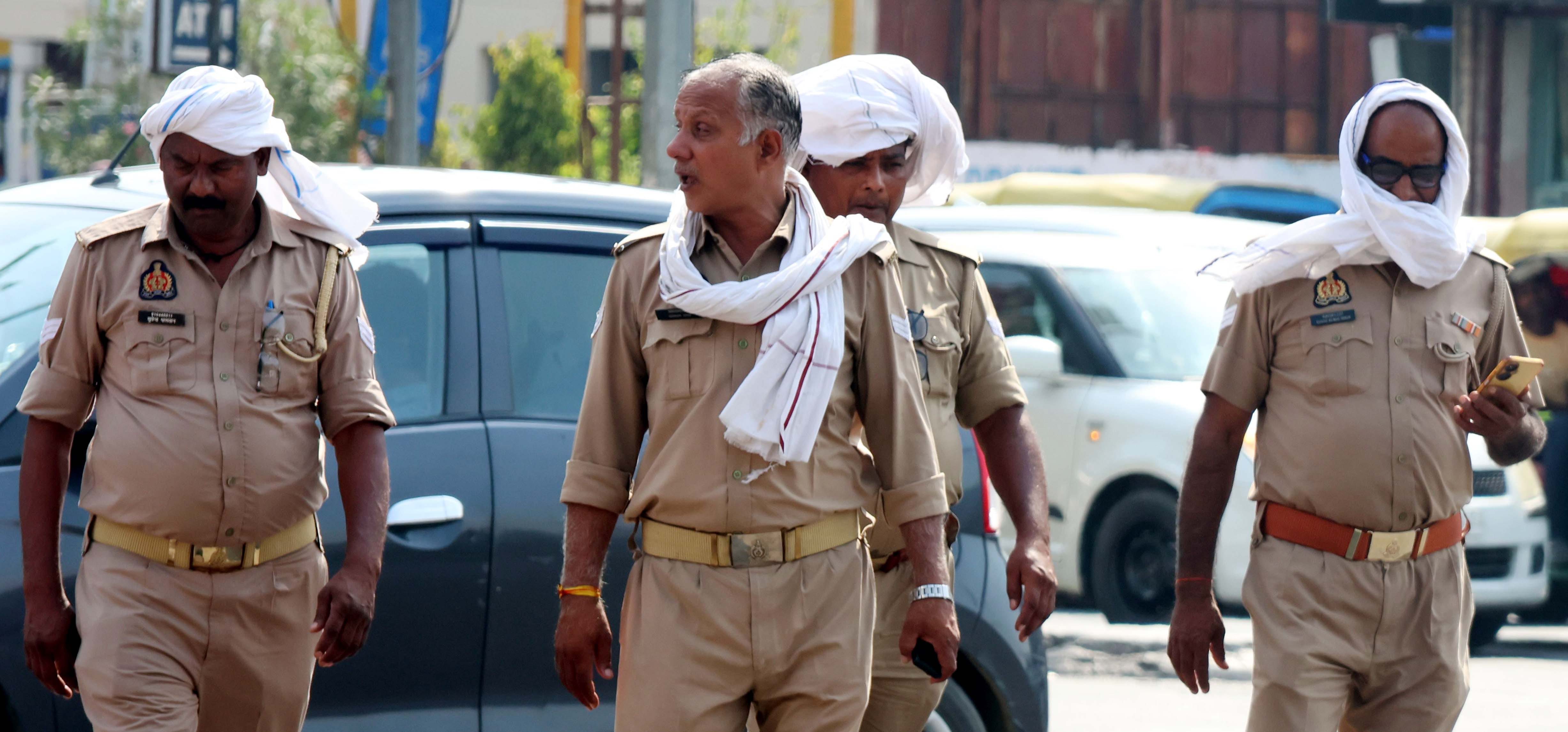 शुक्रवार को गर्मी और धूप से परेशान नजर आए लोग। 