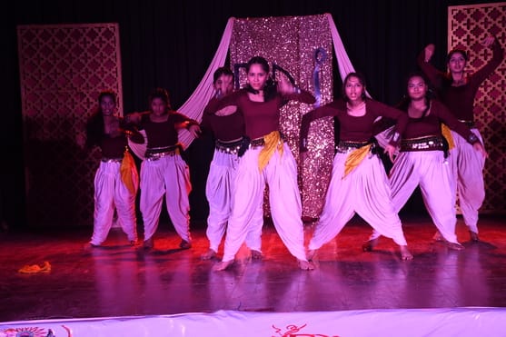 शानदार प्रस्तुतियों से मोहा मन