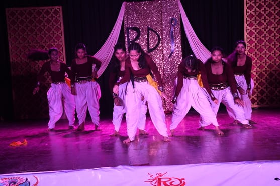 शानदार प्रस्तुतियों से मोहा मन