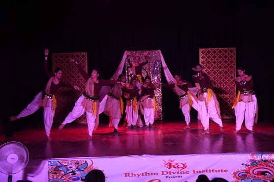 शानदार प्रस्तुतियों से मोहा मन