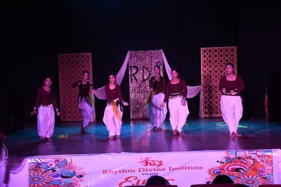 शानदार प्रस्तुतियों से मोहा मन
