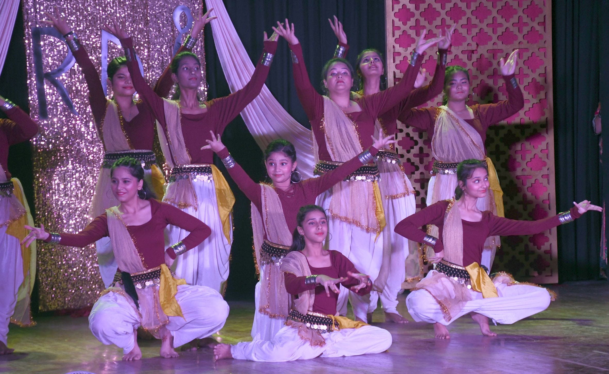 शानदार प्रस्तुतियों से मोहा मन