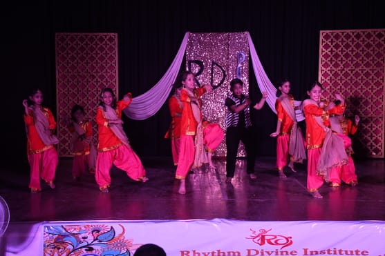 शानदार प्रस्तुतियों से मोहा मन