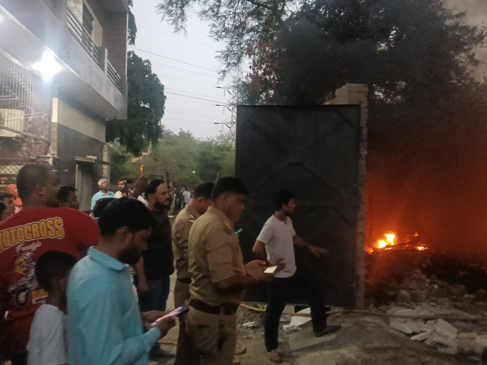 ताजगंज के नगला टीन में थर्माकोल के गोदाम में लगी आग।सोशल मीडिया