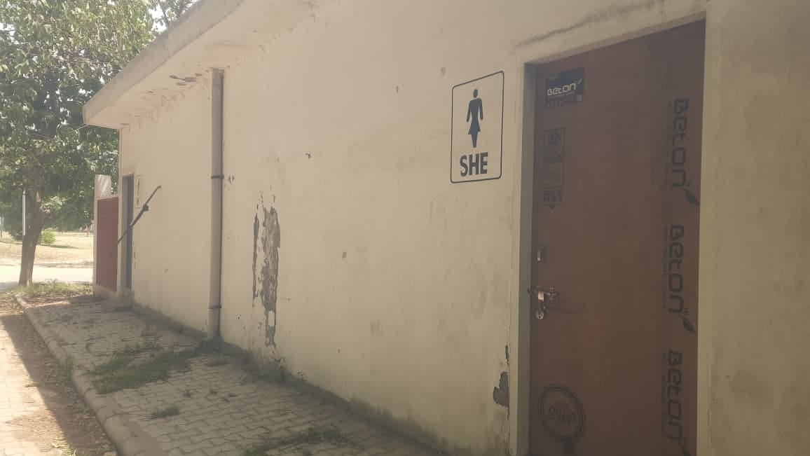 तेजली खेल परिसर की दीवार से टूटी कंटीली तार। संवाद तेजली खेल परिसर की दीवार से टूटी कंटीली तार। संवाद