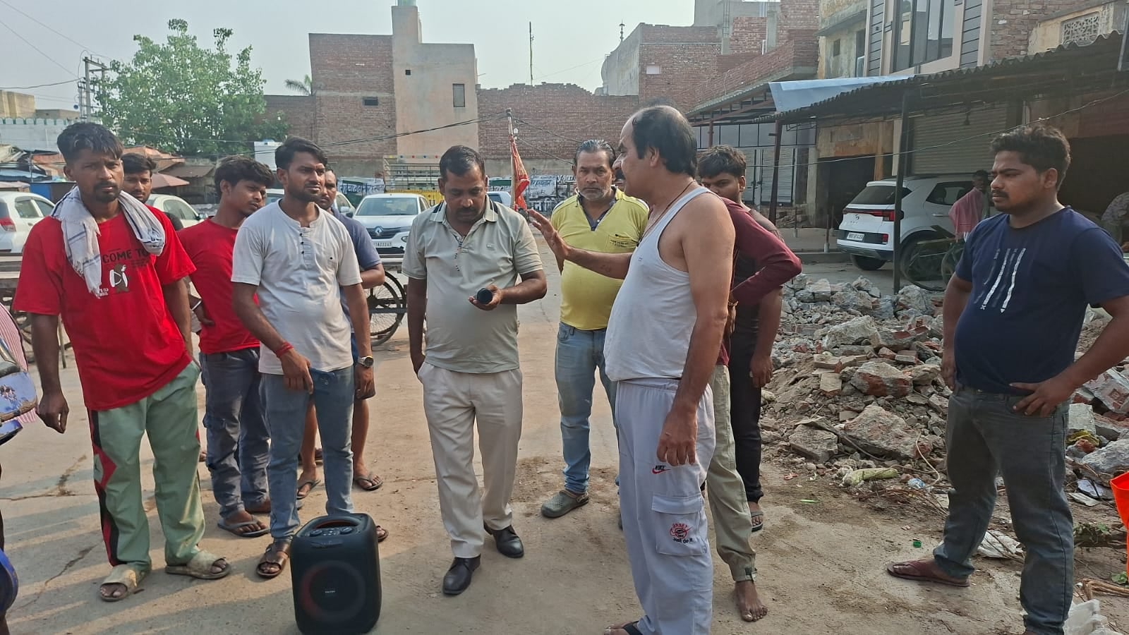 दोखंबा चौक के पास जर्जर इमारत यहीं पर लगती है सब्जी मंडी। संवाद दोखंबा चौक के पास जर्जर इमारत यहीं पर लगती है सब्जी मंडी। संवाद