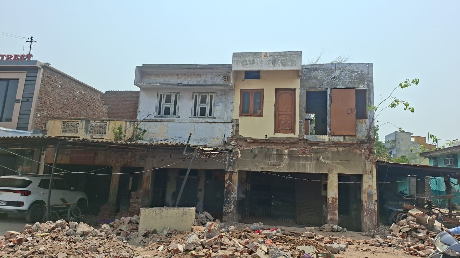 दोखंबा चौक के पास जर्जर इमारत यहीं पर लगती है सब्जी मंडी। संवाद दोखंबा चौक के पास जर्जर इमारत यहीं पर लगती है सब्जी मंडी। संवाद