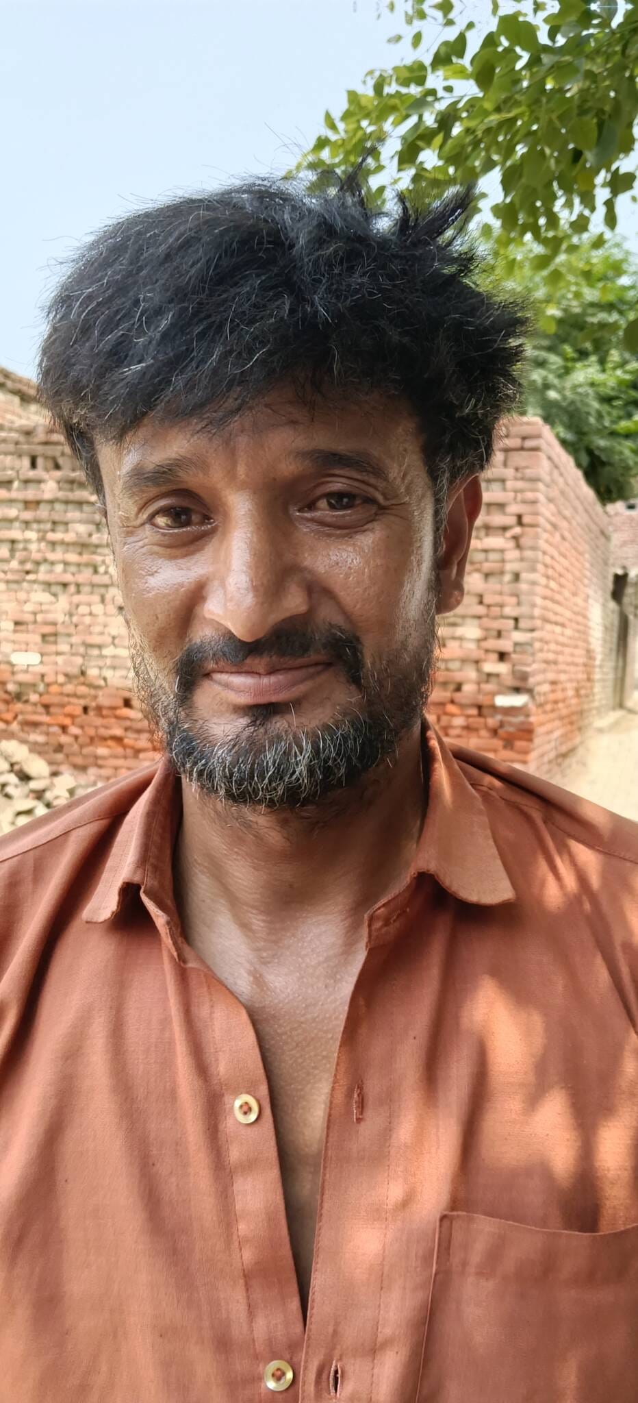 दौराला - अझौता निवासी कासिम, गंदे पानी वाली खबर के साथ। स्रोत : संवाद दौराला - अझौता निवासी कासिम, गंदे पानी वाली खबर के साथ। स्रोत : संवाद