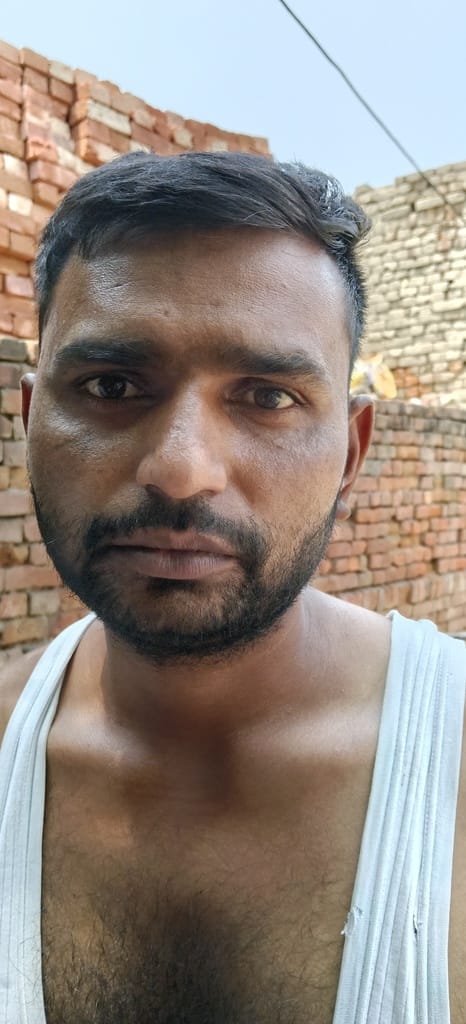दौराला - अझौता निवासी कासिम, गंदे पानी वाली खबर के साथ। स्रोत : संवाद दौराला - अझौता निवासी कासिम, गंदे पानी वाली खबर के साथ। स्रोत : संवाद