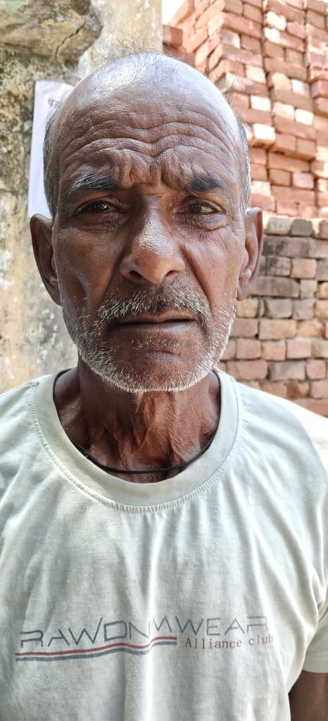 दौराला - अझौता निवासी कासिम, गंदे पानी वाली खबर के साथ। स्रोत : संवाद दौराला - अझौता निवासी कासिम, गंदे पानी वाली खबर के साथ। स्रोत : संवाद
