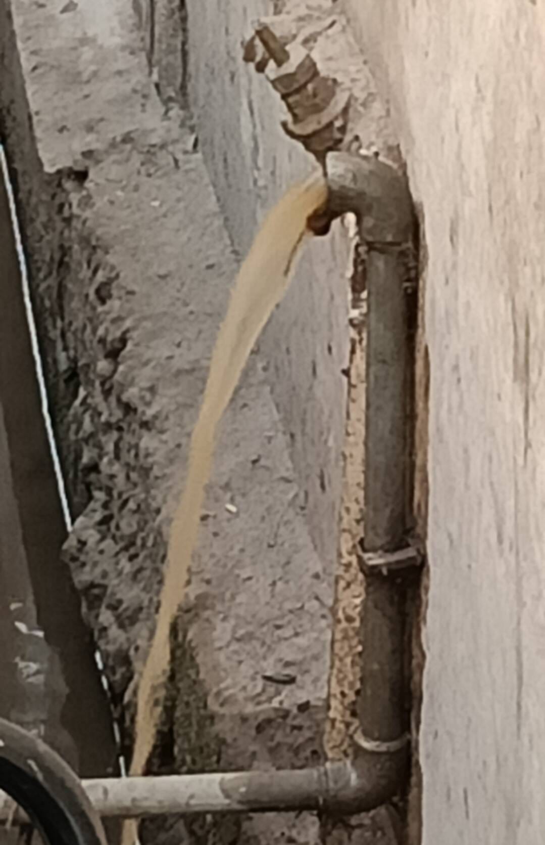 दौराला - अझौता निवासी कासिम, गंदे पानी वाली खबर के साथ। स्रोत : संवाद दौराला - अझौता निवासी कासिम, गंदे पानी वाली खबर के साथ। स्रोत : संवाद