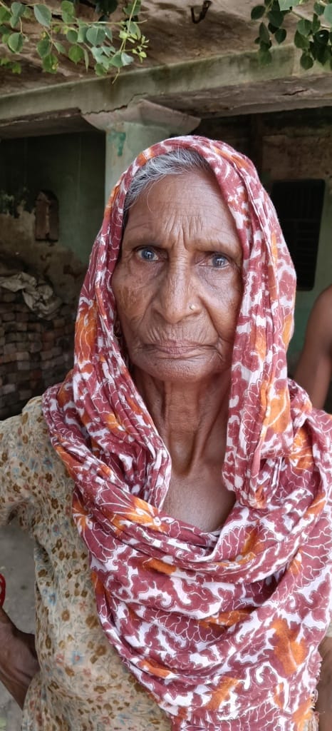 दौराला - अझौता निवासी कासिम, गंदे पानी वाली खबर के साथ। स्रोत : संवाद दौराला - अझौता निवासी कासिम, गंदे पानी वाली खबर के साथ। स्रोत : संवाद