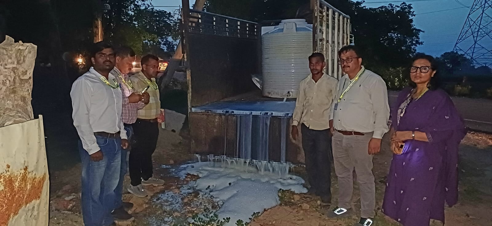 दूध और खोआ को नष्ट करते खाद्य सुरक्षा एवं औषधि प्रशासन के अधिकारी। दूध और खोआ को नष्ट करते खाद्य सुरक्षा एवं औषधि प्रशासन के अधिकारी।
