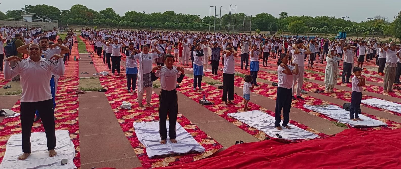 05 जिला स्तरीय समारोह में योगाभ्यास करते मुख्य अतिथि सहकारिता मंत्री डॉ. अरविंद कुमार शर्मा, ज 05 जिला स्तरीय समारोह में योगाभ्यास करते मुख्य अतिथि सहकारिता मंत्री डॉ. अरविंद कुमार शर्मा, ज