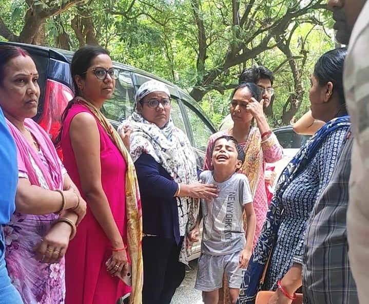 19-रोहतक में नाती रिवांशु को चुप करवाते नाना विनोद। संवाद 19-रोहतक में नाती रिवांशु को चुप करवाते नाना विनोद। संवाद