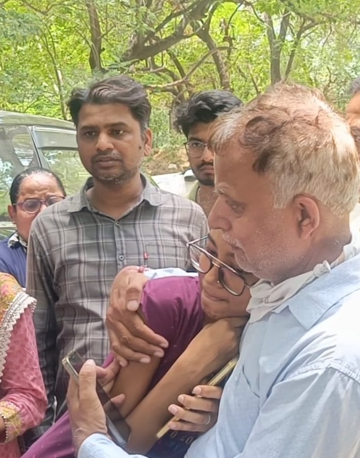 19-रोहतक में नाती रिवांशु को चुप करवाते नाना विनोद। संवाद 19-रोहतक में नाती रिवांशु को चुप करवाते नाना विनोद। संवाद