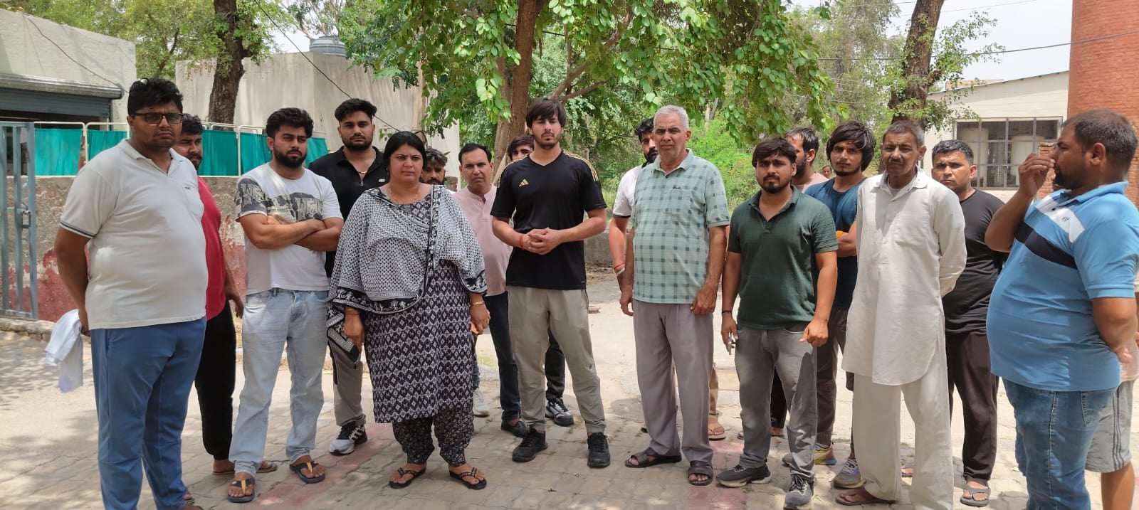 20jjrp03 नागरिक अस्पताल में संजय बिरधाना का शव देखने के लिए जुटे परिवार के सदस्य और गांव के लोग 20jjrp03 नागरिक अस्पताल में संजय बिरधाना का शव देखने के लिए जुटे परिवार के सदस्य और गांव के लोग