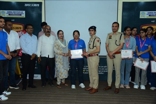 20jjrp14- अमर उजाला की ओर से गंगा इंस्टीट्यूट में आयोजत भविष्य ज्योति कार्यक्रम में बच्चों को स