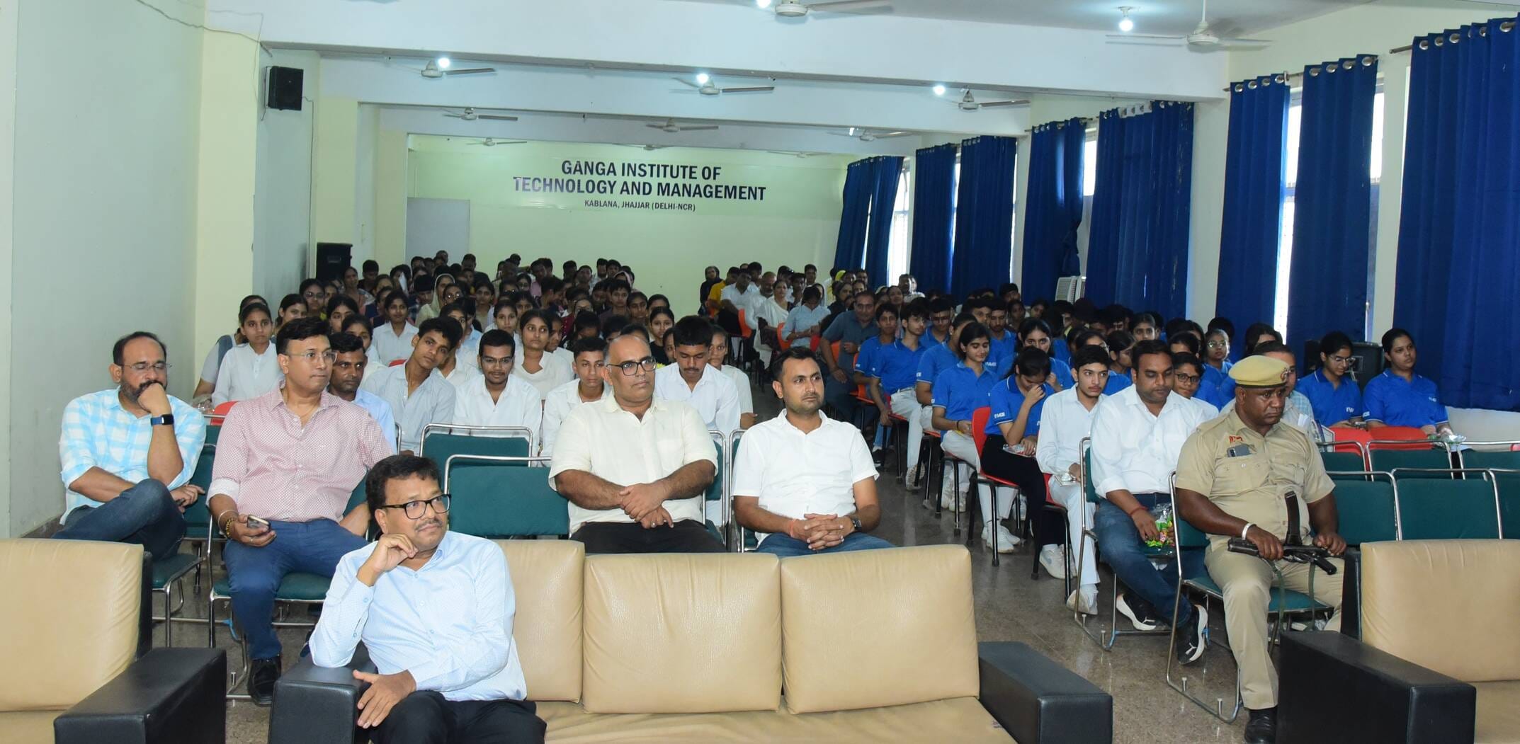 20jjrp14- अमर उजाला की ओर से गंगा इंस्टीट्यूट में आयोजत भविष्य ज्योति कार्यक्रम में बच्चों को स