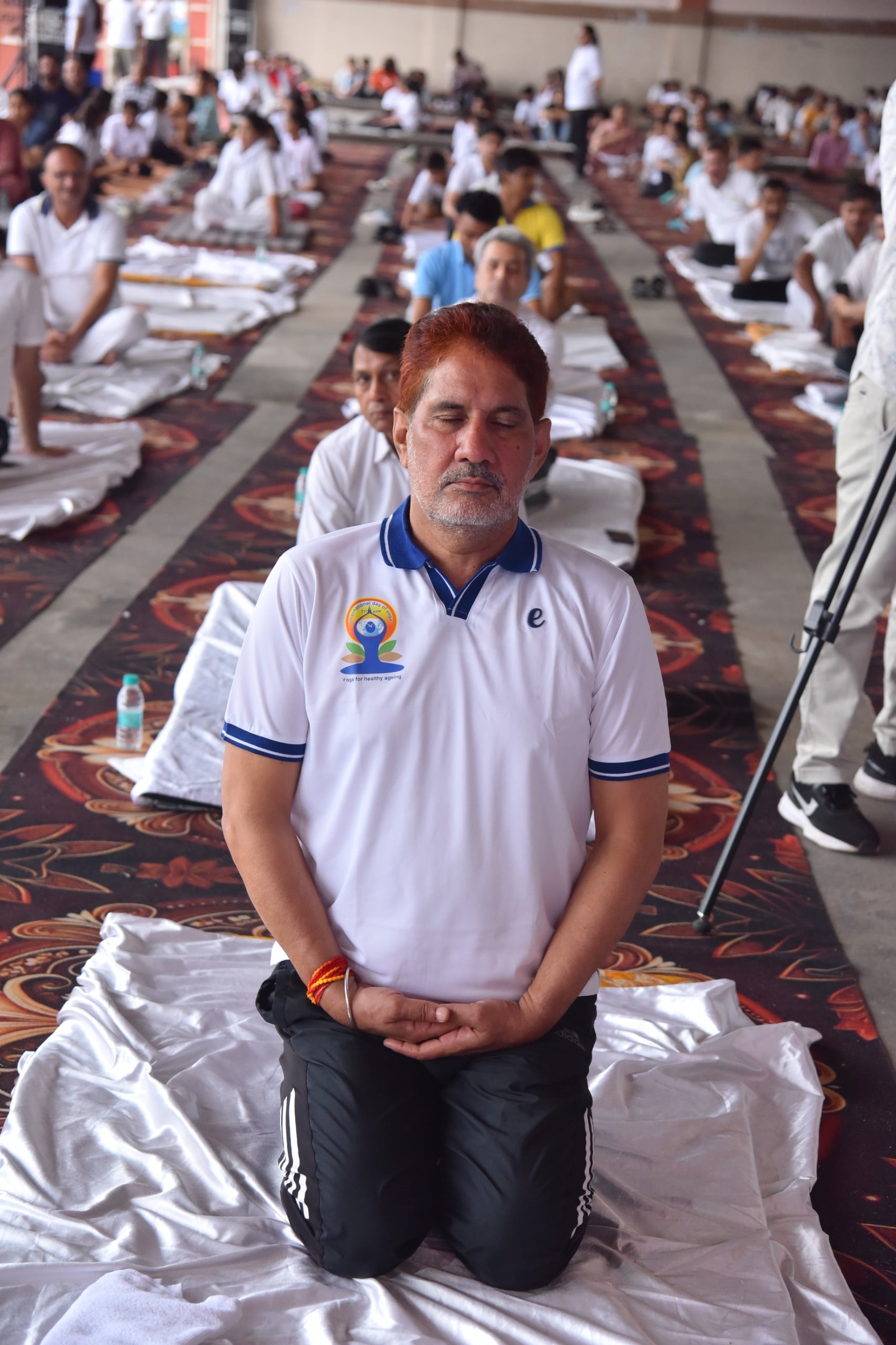 21jjrp13- रोडवेज वर्कशॉप में आयोजित जिलास्तरीय योग कार्यक्रम में योग करते हुए उमड़ी भीड़ ।