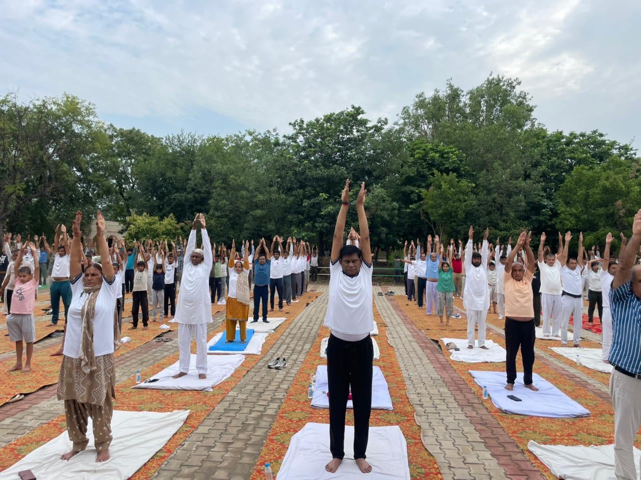 21jjrp13- रोडवेज वर्कशॉप में आयोजित जिलास्तरीय योग कार्यक्रम में योग करते हुए उमड़ी भीड़ ।