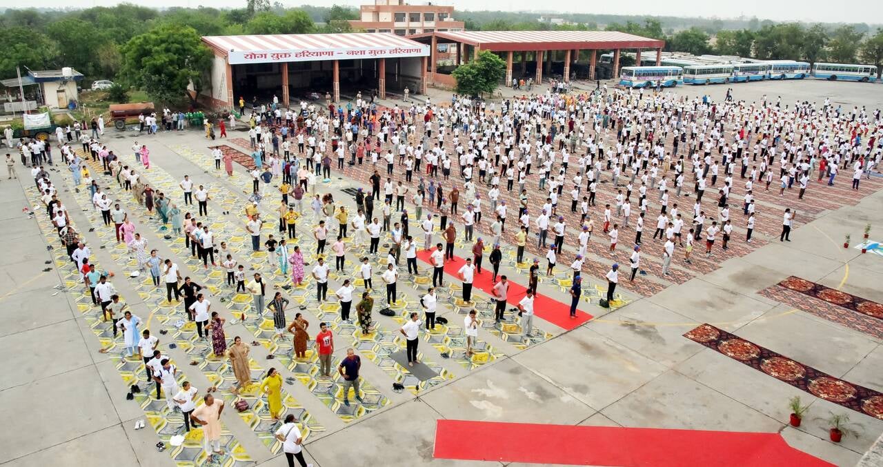 21jjrp13- रोडवेज वर्कशॉप में आयोजित जिलास्तरीय योग कार्यक्रम में योग करते हुए उमड़ी भीड़ ।