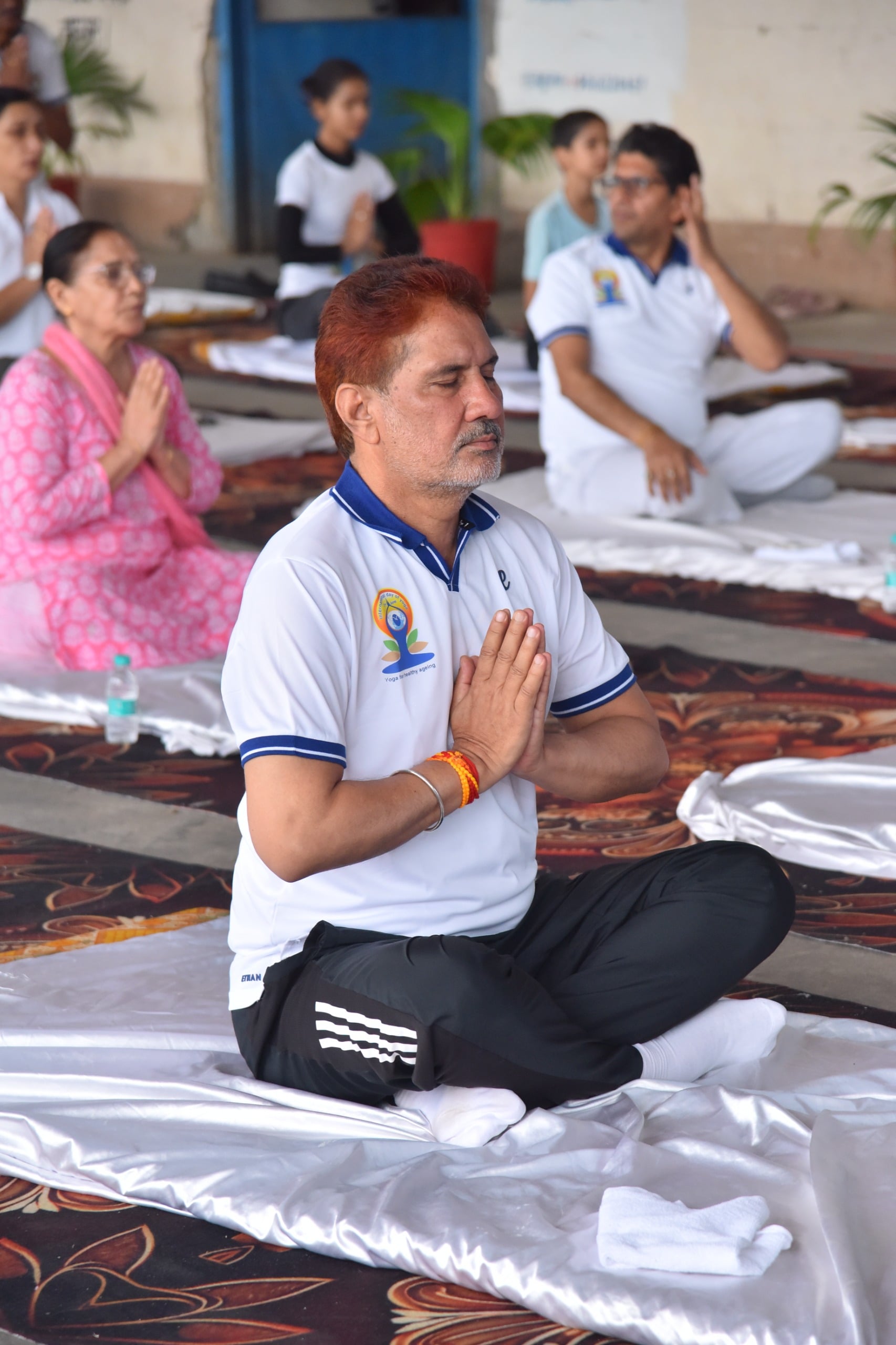 21jjrp13- रोडवेज वर्कशॉप में आयोजित जिलास्तरीय योग कार्यक्रम में योग करते हुए उमड़ी भीड़ ।