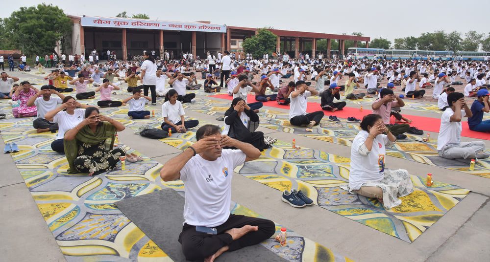 21jjrp13- रोडवेज वर्कशॉप में आयोजित जिलास्तरीय योग कार्यक्रम में योग करते हुए उमड़ी भीड़ ।