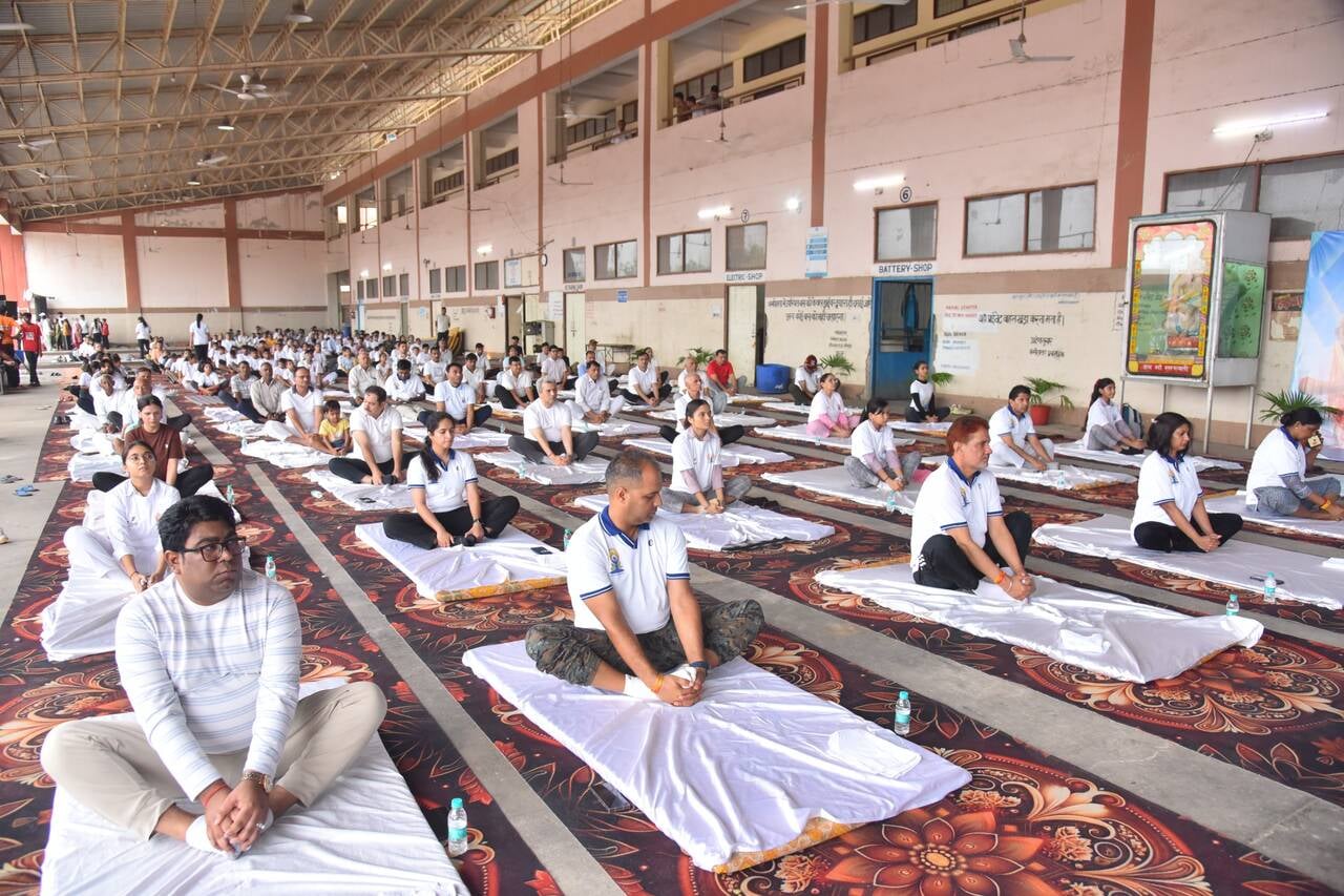 21jjrp13- रोडवेज वर्कशॉप में आयोजित जिलास्तरीय योग कार्यक्रम में योग करते हुए उमड़ी भीड़ ।