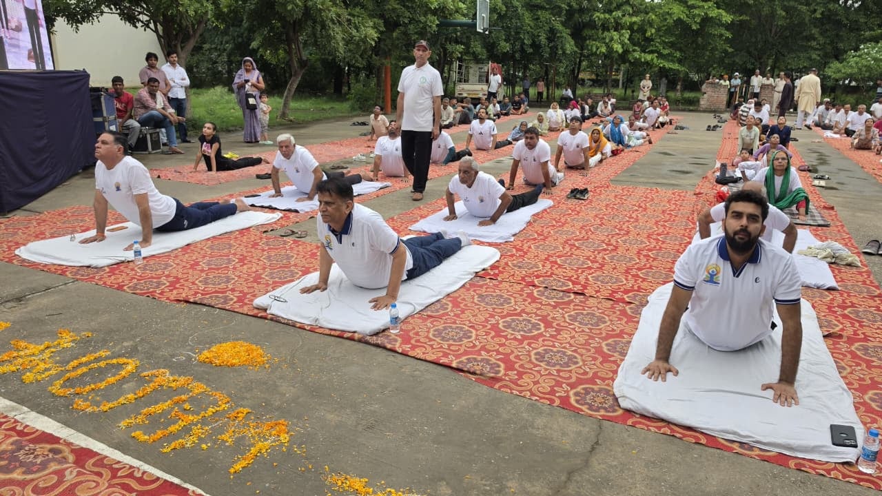 21jjrp13- रोडवेज वर्कशॉप में आयोजित जिलास्तरीय योग कार्यक्रम में योग करते हुए उमड़ी भीड़ ।