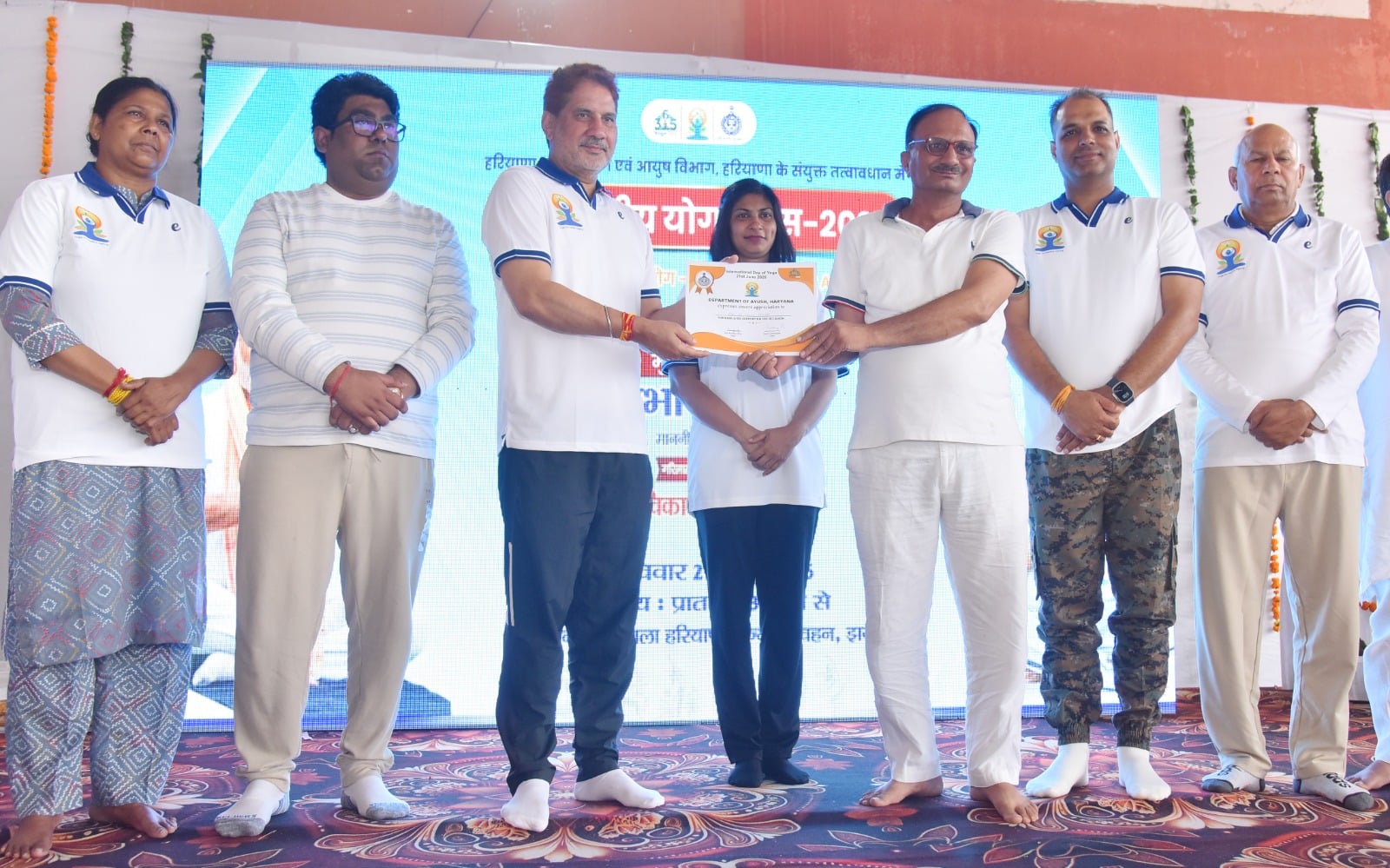 21jjrp13- रोडवेज वर्कशॉप में आयोजित जिलास्तरीय योग कार्यक्रम में योग करते हुए उमड़ी भीड़ ।