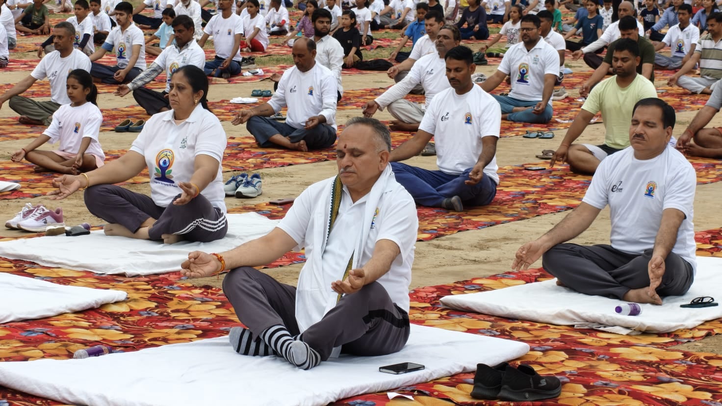 21jjrp13- रोडवेज वर्कशॉप में आयोजित जिलास्तरीय योग कार्यक्रम में योग करते हुए उमड़ी भीड़ ।