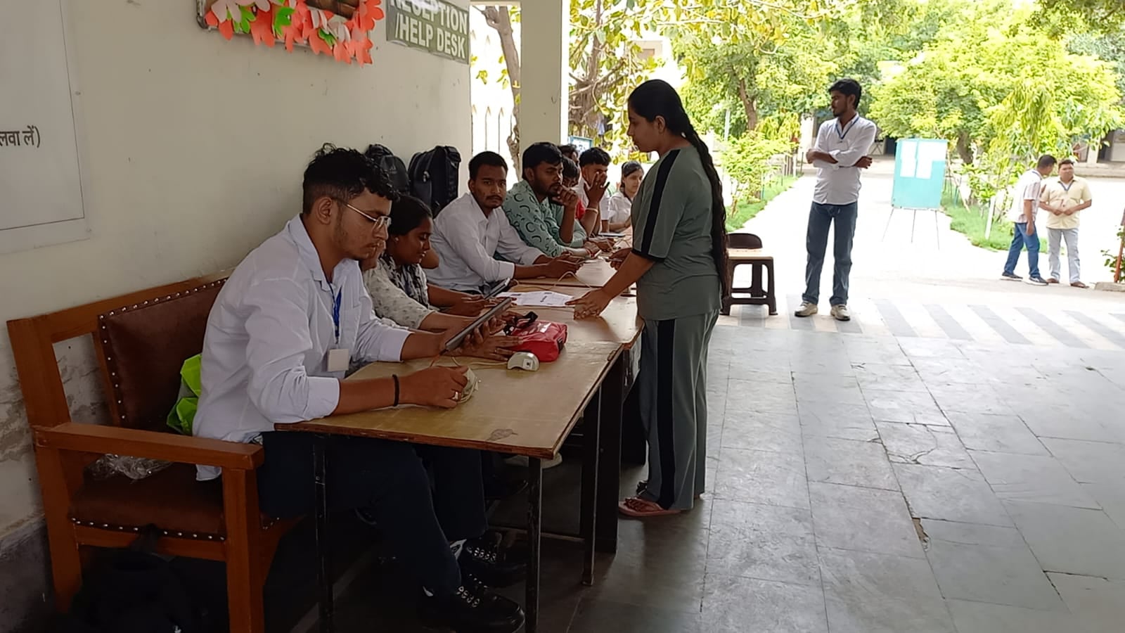 21jjrp28- झज्जर। परीक्षार्थियों की चेंकिंग करते। संवाद 21jjrp28- झज्जर। परीक्षार्थियों की चेंकिंग करते। संवाद