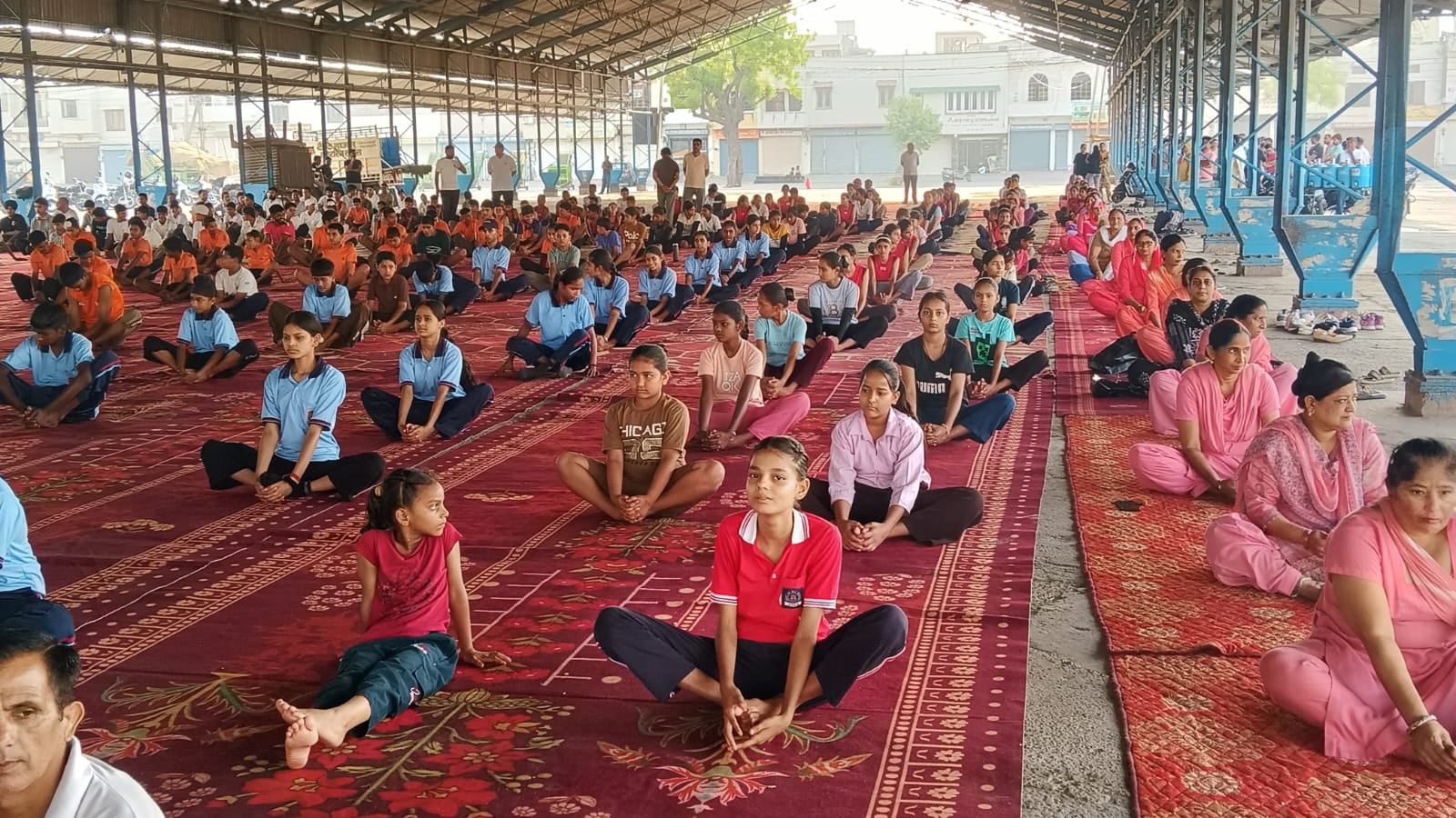 अनाज मंडी चीका में योग क्रियाएं करते साधाक। प्रवक्ता अनाज मंडी चीका में योग क्रियाएं करते साधाक। प्रवक्ता
