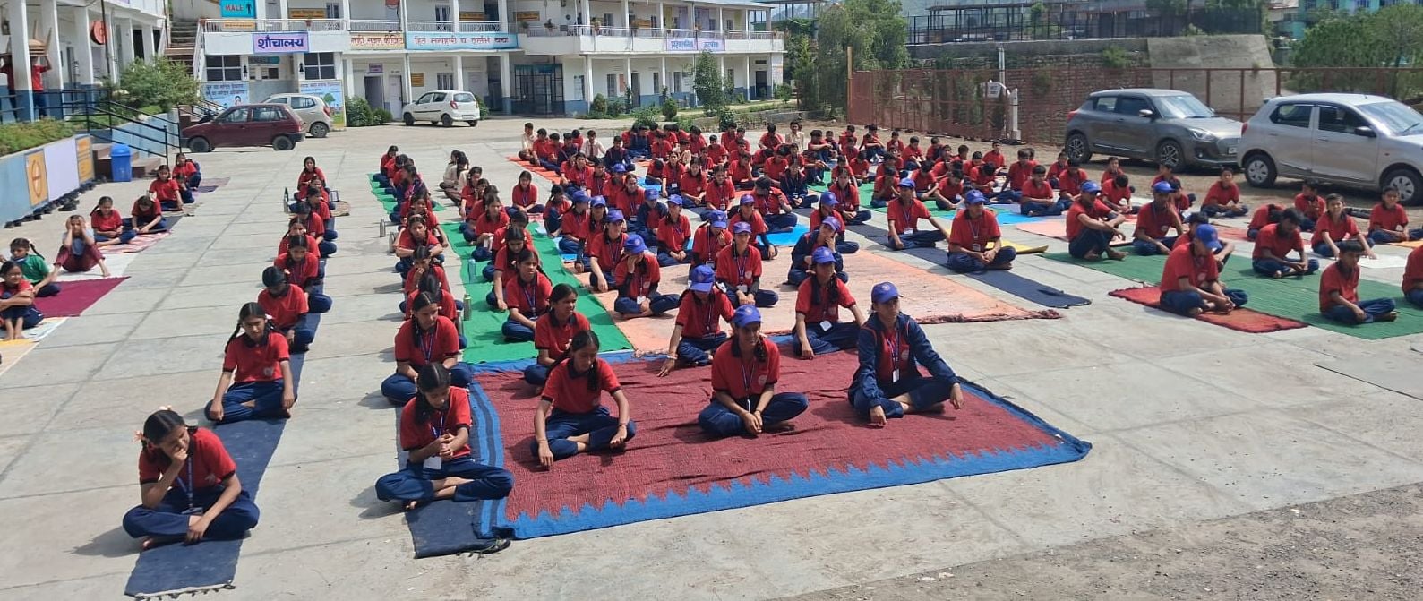 अंतरराष्ट्रीय योग दिवस के अवसर पर महाविद्यालय सोलन में आयोजित योग शिविर में योगा करते विद्यार् अंतरराष्ट्रीय योग दिवस के अवसर पर महाविद्यालय सोलन में आयोजित योग शिविर में योगा करते विद्यार्