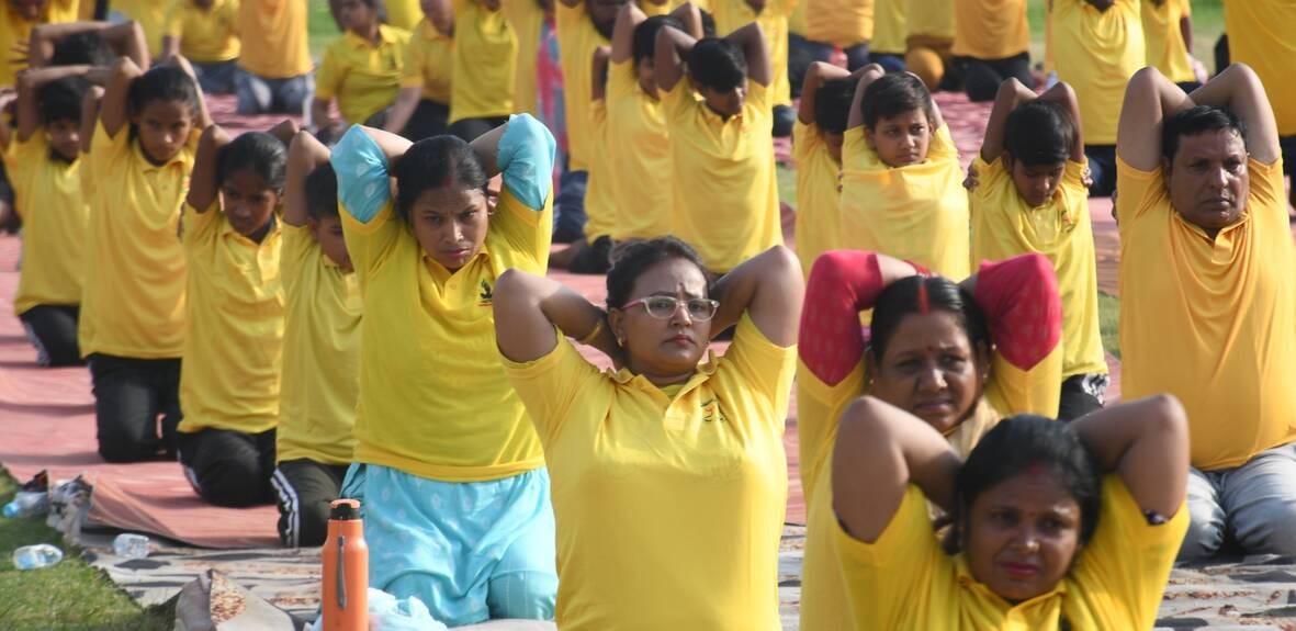 अंतरराष्ट्रीय योग दिवस की पूर्व संध्या पर ममता चैरिटेबल ट्रस्ट की ओर से शनिवार को सुबह केडी सिं अंतरराष्ट्रीय योग दिवस की पूर्व संध्या पर ममता चैरिटेबल ट्रस्ट की ओर से शनिवार को सुबह केडी सिं